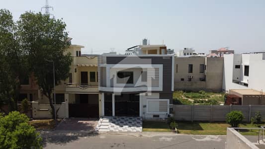 ستارہ ویلی فیصل آباد میں 7 کمروں کا 6 مرلہ مکان 3.52 کروڑ میں برائے فروخت۔