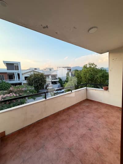 10 Marla Upper Portion for Rent | 3 Bedrooms | Prime Family Location