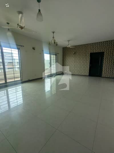10 MARLA 3 BEDROOM APARTMENT AVAILABLE FOR RENT