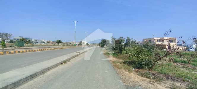 Executive Location - 1 Kanal Residential Plot Near Park 50' Road Direct Approach MB 150' Rd - Near Raya Fairways