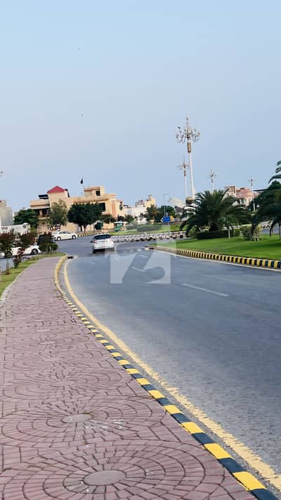 2kanal A Dream Location Main Boulevard Road And Facing Big Lush Green (55kanal) Park And Totally Build Area Near To Main Gate Plot Available