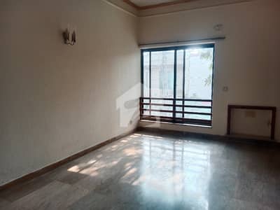 ideal location phase 4 1kanal beautiful upper portion