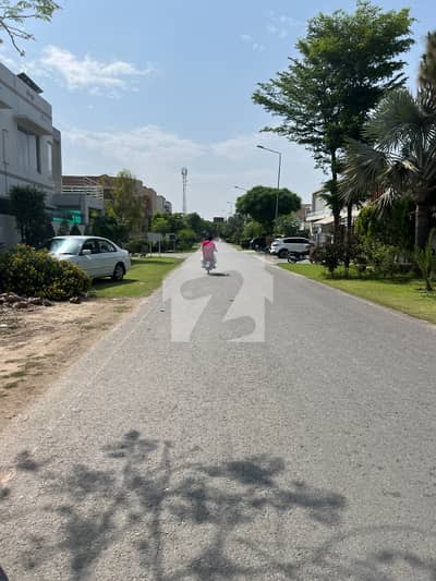 ڈی ایچ اے فیز 5 - بلاک بی فیز 5,ڈیفنس (ڈی ایچ اے),لاہور میں 3 کنال رہائشی پلاٹ 25.0 کروڑ میں برائے فروخت۔