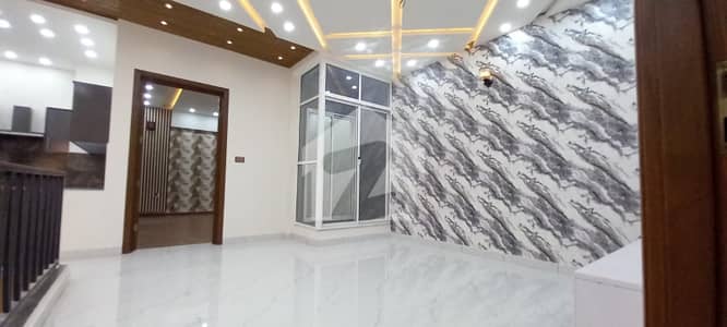 کینال روڈ فیصل آباد میں 4 کمروں کا 7 مرلہ مکان 3.25 کروڑ میں برائے فروخت۔