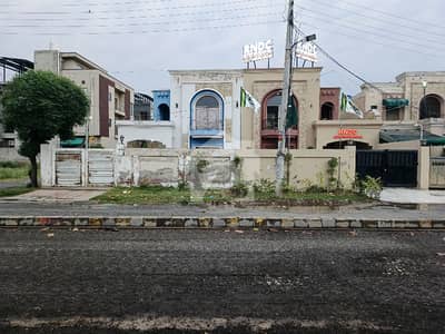 کالج روڈ لاہور میں 11 مرلہ کمرشل پلاٹ 4.0 کروڑ میں برائے فروخت۔
