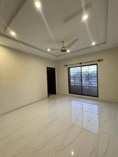 Prime Location In Askari 5 - Sector J 3000 Square Feet Flat For Sale