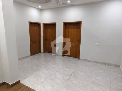 6 MARLA HOUSE HOT LOCATION GATED SOCIETY OFFICE AND FAMILY