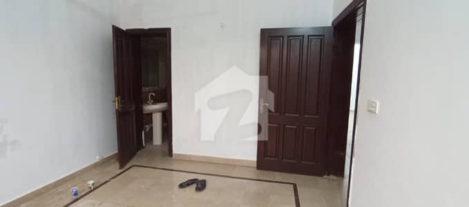 ای ۔ 11 اسلام آباد میں 6 کمروں کا 8 مرلہ مکان 5.8 کروڑ میں برائے فروخت۔