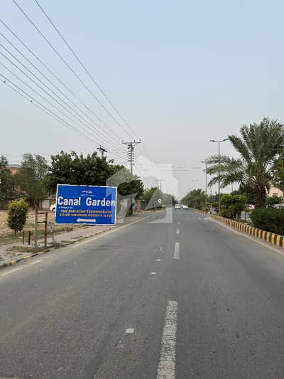 8 Marla Prime Location Plot For Sale