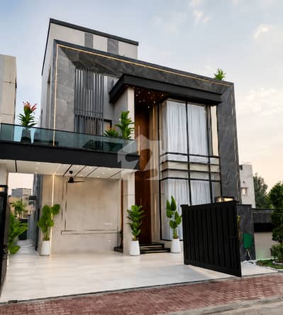 10 MARLA LUXURY DESIGNER HOUSE ON PRIME LOCATION AVAILABLE FOR SALE IN BAHRIA TOWN LHR