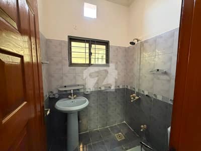 10 Marla Used House For Sale in Bahria Town Lahore 10 Marla Used House For Sale in Bahria Town Lahore