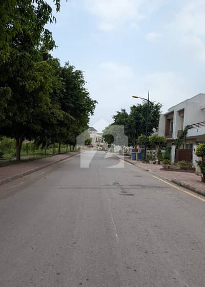 8 Marla Boulevard Back Open Good Plot