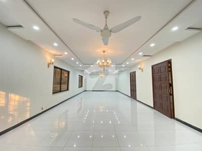 Beautiful new house available for rent on prime location
