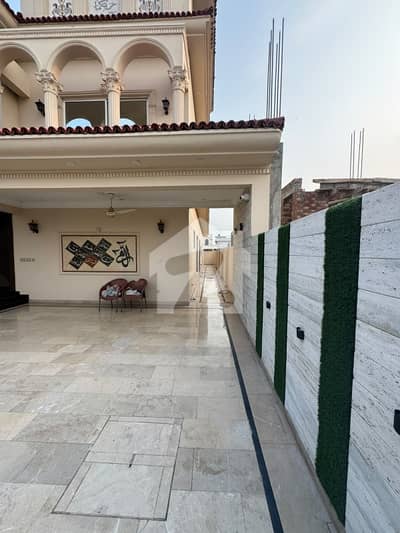 Central Park Housing Scheme  1Kanal Uper portion available for rent  near to patk is masjid and market  most beautiful and good looking option
