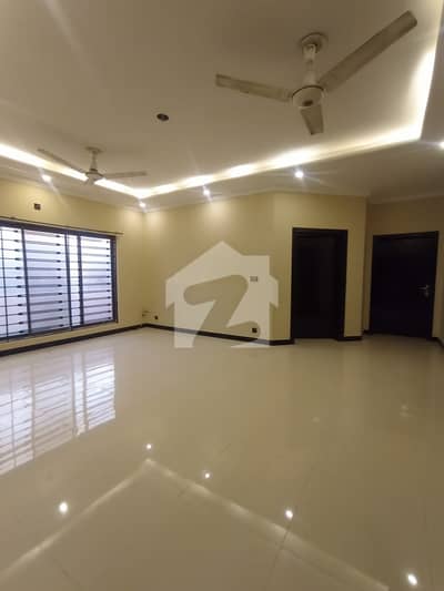 unfurnished kanal 5 bedrooms house available for rent