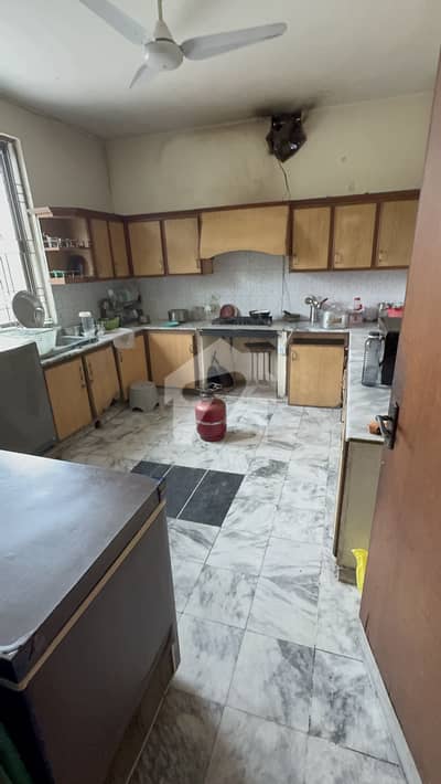 1 Kanal Upper Portion Only For Families With Separate Gate Near Emporium Mall And Expo Centre