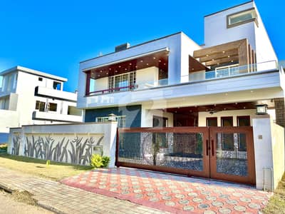 One Kanal 7 Bedroom House For Sale At Ideal Location