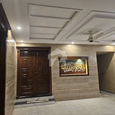 ایل ڈی اے ایوینیو لاہور میں 6 کمروں کا 10 مرلہ مکان 3.8 کروڑ میں برائے فروخت۔