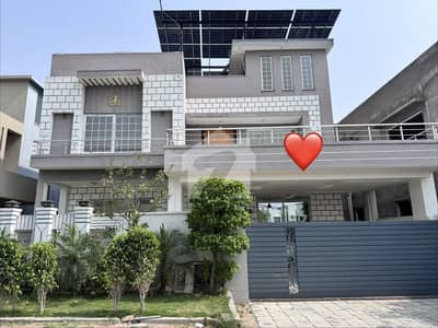 بحریہ ٹاؤن فیز 8 بحریہ ٹاؤن راولپنڈی,راولپنڈی میں 9 کمروں کا 1 کنال مکان 6.0 لاکھ میں کرایہ پر دستیاب ہے۔