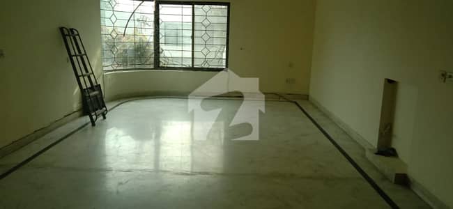 1 KANAL UPPER PORTION WITH SEPARATE GATE AVAILABLE FOR RENT IN DHA PHASE 1