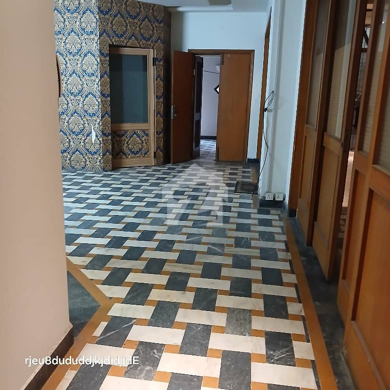 Upper Portion Of 1 Kanal In Allama Iqbal Town - College Block Is Available Upper Portion Of 1 Kanal In Allama Iqbal Town - College Block Is Available
