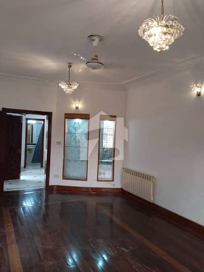 E11 First Floor 500 Sq Yards 3 Bed