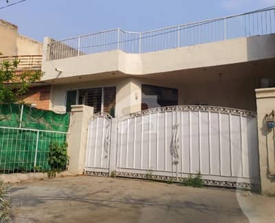 10 Marla House in Main Road for rent with full basement