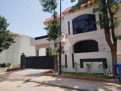 بحریہ انکلیو - سیکٹر سی 1 بحریہ انکلیو,بحریہ ٹاؤن,اسلام آباد میں 5 کمروں کا 10 مرلہ مکان 6.75 کروڑ میں برائے فروخت۔