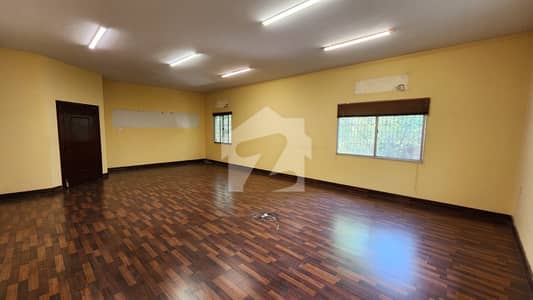 2000 Square Yards House Available In Clifton - Block 5 For Rent