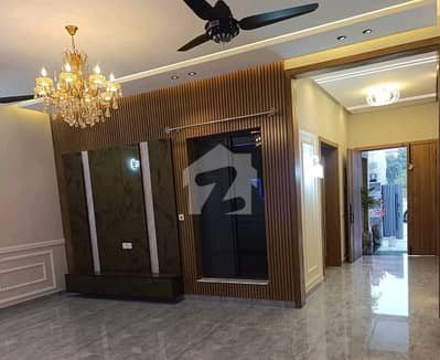 انجنیئرز کوآپریٹو ہاؤسنگ ڈی ۔ 18,اسلام آباد میں 9 کمروں کا 1 کنال مکان 7.5 کروڑ میں برائے فروخت۔