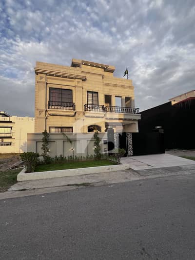 سٹی ہاؤسنگ سکیم جہلم میں 5 کمروں کا 10 مرلہ مکان 4.9 کروڑ میں برائے فروخت۔