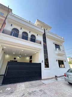 بنی گالہ اسلام آباد میں 5 کمروں کا 8 مرلہ مکان 3.7 کروڑ میں برائے فروخت۔