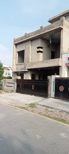 ڈریم گارڈنز ڈیفینس روڈ,لاہور میں 5 کمروں کا 8 مرلہ مکان 2.15 کروڑ میں برائے فروخت۔