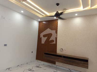 ایڈن ویلی فیصل آباد میں 5 کمروں کا 7 مرلہ مکان 4.25 کروڑ میں برائے فروخت۔