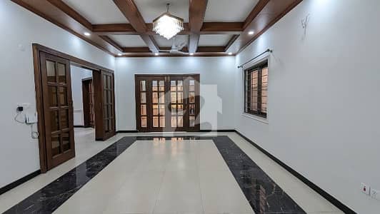 FOR RENT Designer 6-Beds Double Storey with Beautiful Lawn F_8/2