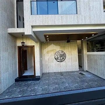 ڈی ایچ اے فیز 2 - سیکٹر ڈی ڈی ایچ اے ڈیفینس فیز 2,ڈی ایچ اے ڈیفینس,اسلام آباد میں 5 کمروں کا 10 مرلہ مکان 7.25 کروڑ میں برائے فروخت۔