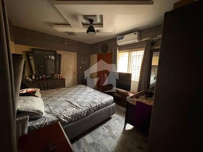 3 Bed DD, Ready to move 3rd Floor Flat in Zainab Plaza.