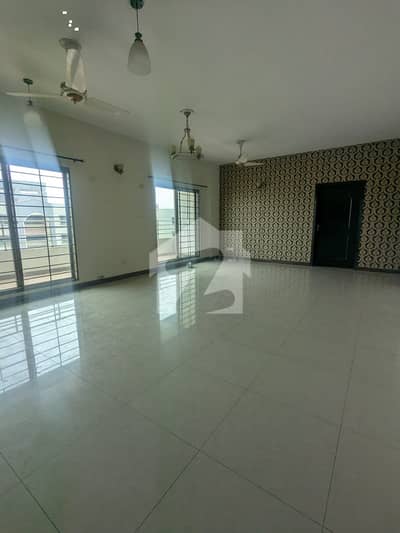 12 MARLA 4 BEDROOM APARTMENT AVAILABLE FOR RENT