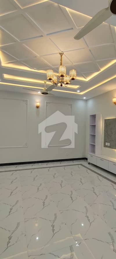 ٹاپ سٹی 1 - بلاک اے ٹاپ سٹی 1,اسلام آباد میں 5 کمروں کا 10 مرلہ مکان 5.0 کروڑ میں برائے فروخت۔