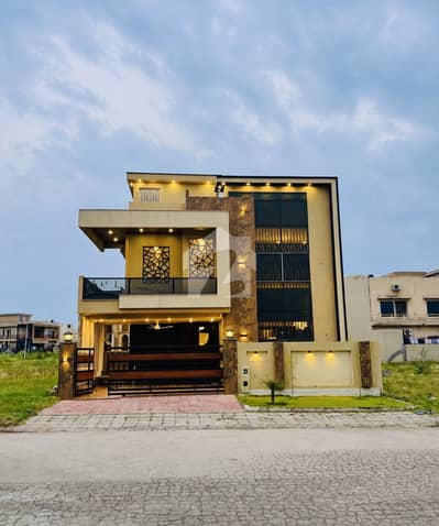 10 Marla Luxury Designer House Avilable For Sale