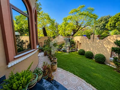 666 SQYD Elegant House is for SALE in F-8