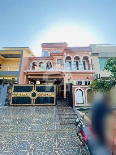 ایل ڈی اے ایوینیو لاہور میں 6 کمروں کا 10 مرلہ مکان 3.63 کروڑ میں برائے فروخت۔