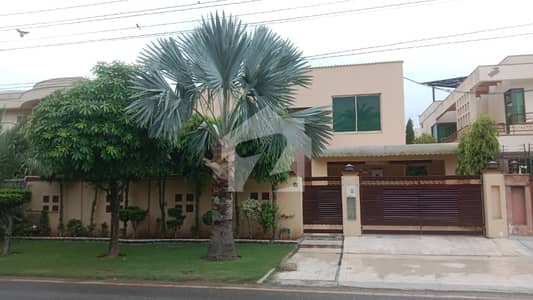 One Kanal Used Modern Design 6-Bedroom Bungalow For Sale At Prime Location Of DHA Lahore Near To Park Masjid & Commercial Market One Kanal Used Modern Design 6-Bedroom Bungalow For Sale At Prime Location Of DHA Lahore Near To Park Masjid & Commercial Market