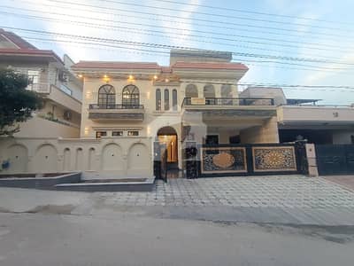 سوان گارڈن ۔ بلاک ایف سوان گارڈن,اسلام آباد میں 7 کمروں کا 1 کنال مکان 7.25 کروڑ میں برائے فروخت۔