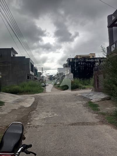 6 Marla's plot for sale near to main road