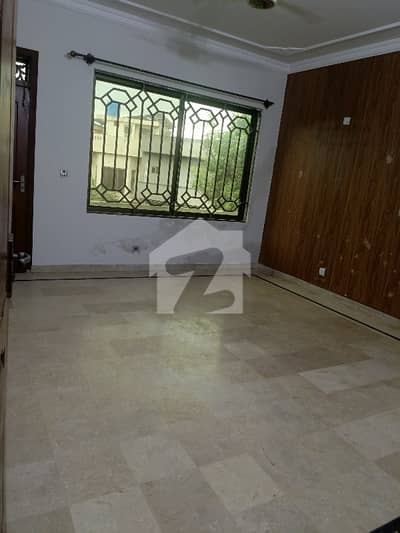 ای ۔ 11/4 ای ۔ 11,اسلام آباد میں 2 کمروں کا 10 مرلہ بالائی پورشن 90.0 ہزار میں کرایہ پر دستیاب ہے۔