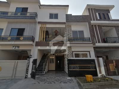 Prime Location In Caltex Road Of Caltex Road, A 5 Marla House Is Available