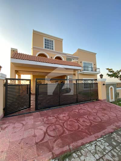 1 Kanal owner built 6 bedrooms house