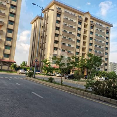 10 MARLA 3 BEDROOM APARTMENT AVAILABLE FOR RENT
