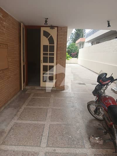 ایف ۔ 11 اسلام آباد میں 5 کمروں کا 1 کنال مکان 4.95 لاکھ میں کرایہ پر دستیاب ہے۔